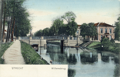 2173 Gezicht op de Stadsbuitengracht te Utrecht met de Willemsbrug uit het zuiden.
